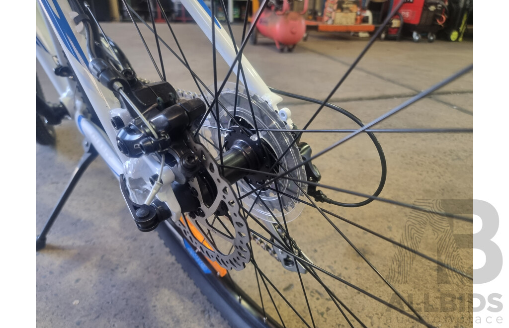 Giant ALUXX 6000, 26-Inch Men's Mountain Bike