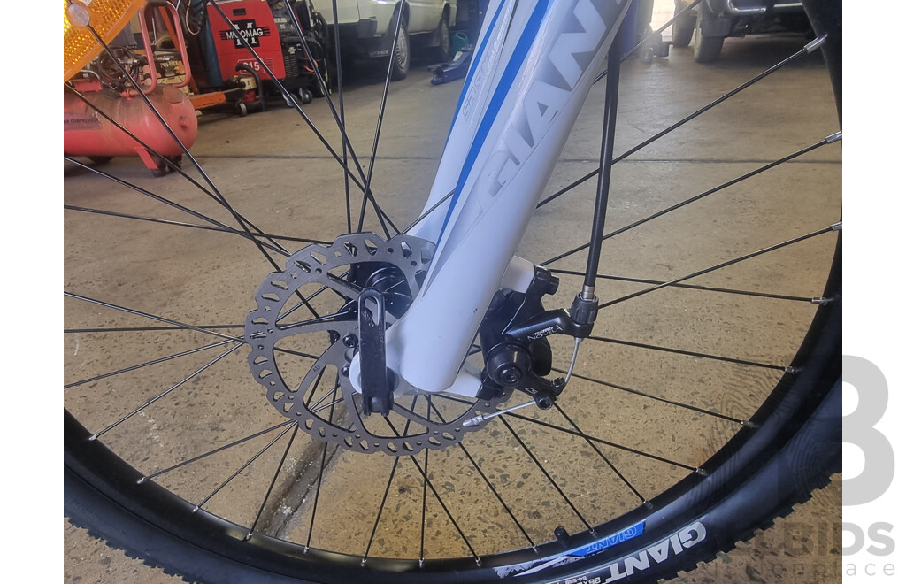 Giant ALUXX 6000, 26-Inch Men's Mountain Bike