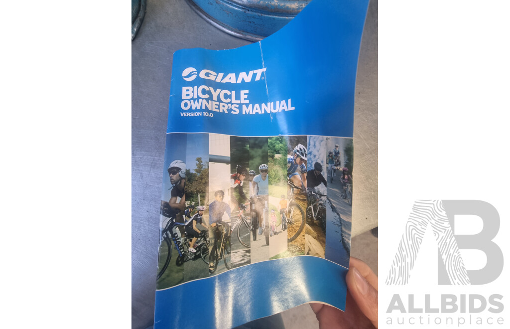 Giant ALUXX 6000, 26-Inch Men's Mountain Bike