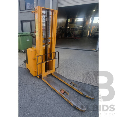 04/2001, HU Lift 1500KG Electric Stacker with 24V CW-3 Battery Charger