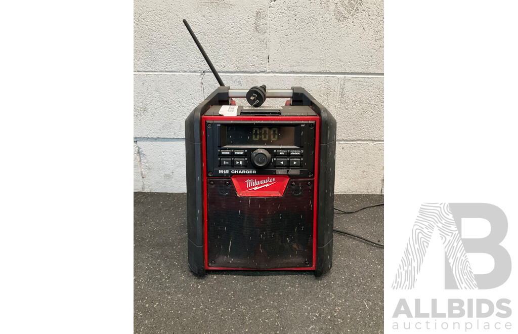 MILWAUKEE M18 Jobsite Radio/Charger (M18 RC)