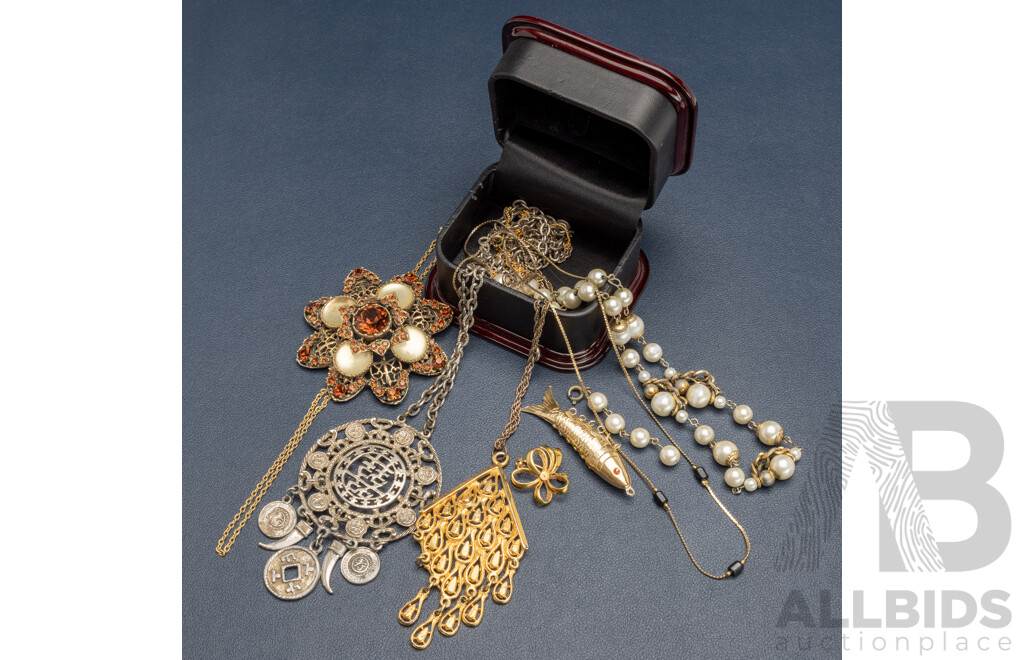 Collection of Vintage Jewellery Items Including Large Brooch & Fish Pendant