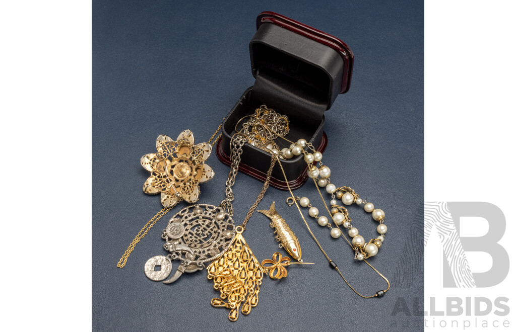 Collection of Vintage Jewellery Items Including Large Brooch & Fish Pendant