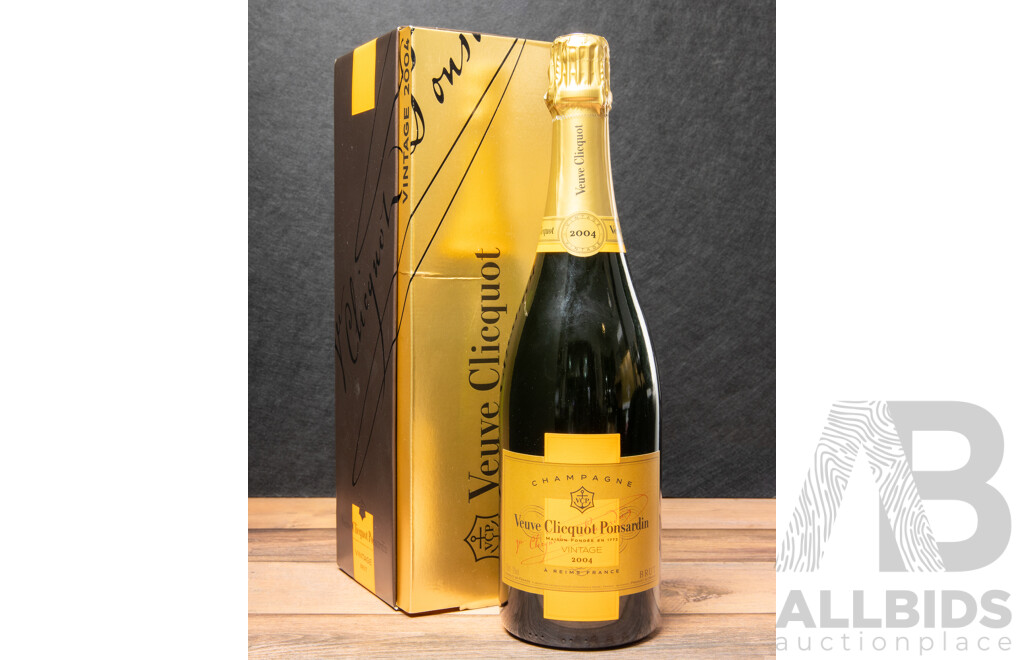 Veuve Clicquot Ponsardin Vintage 2004 in Presentation Box