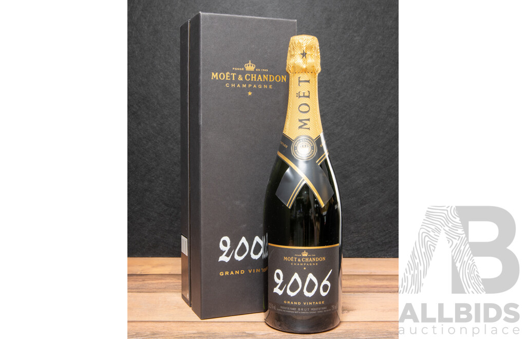 Moet Chandon Champagne Vintage 2006 in Presentation Box