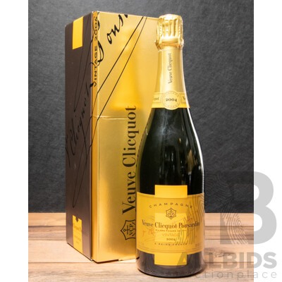 Veuve Clicquot Ponsardin Vintage 2004 in Presentation Box