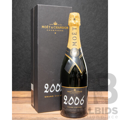 Moet Chandon Champagne Vintage 2006 in Presentation Box