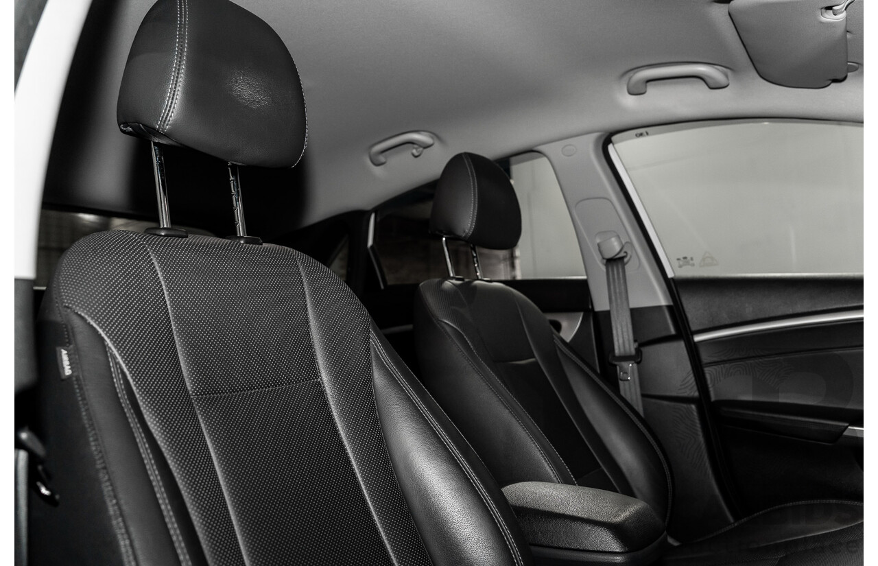 2/2015 Hyundai i30 SE GD MY14 5d Hatchback Creamy White 1.8L