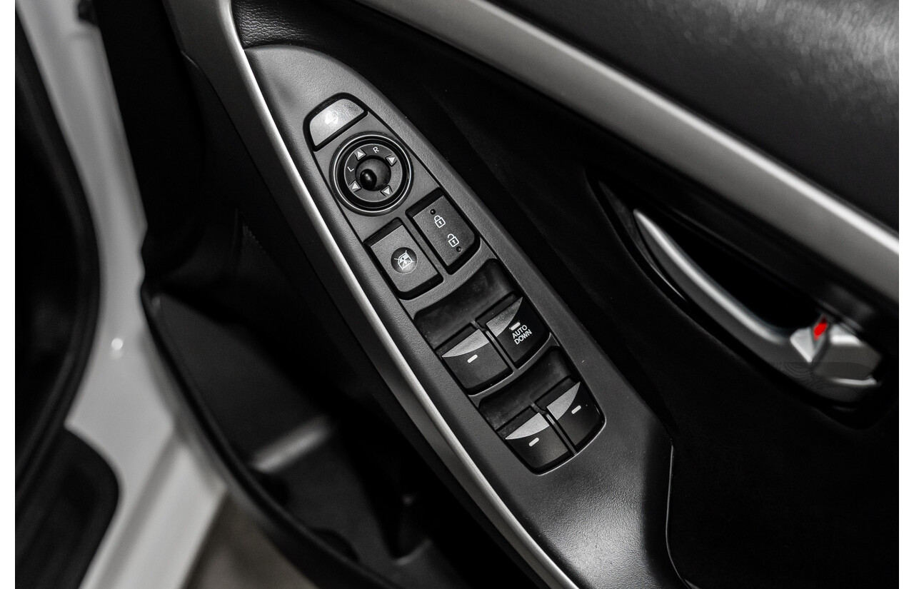 2/2015 Hyundai i30 SE GD MY14 5d Hatchback Creamy White 1.8L