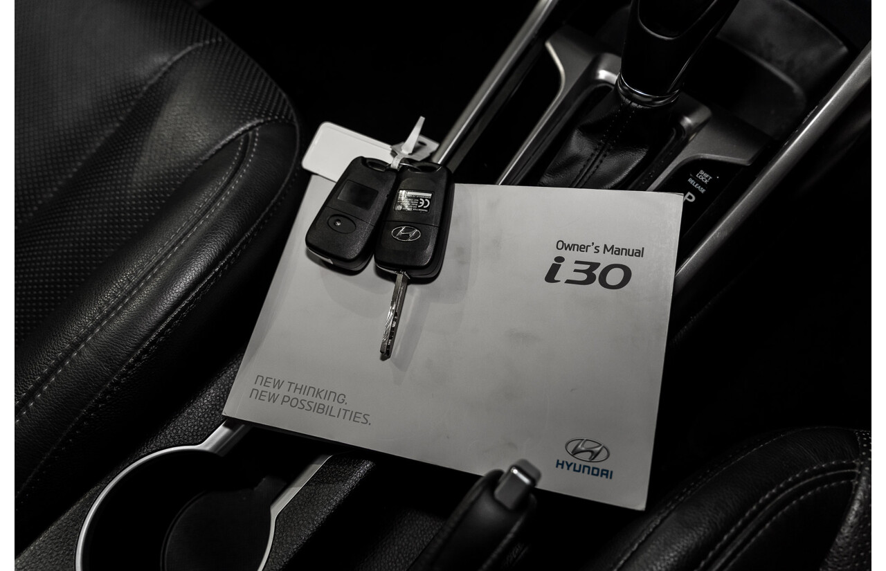 2/2015 Hyundai i30 SE GD MY14 5d Hatchback Creamy White 1.8L