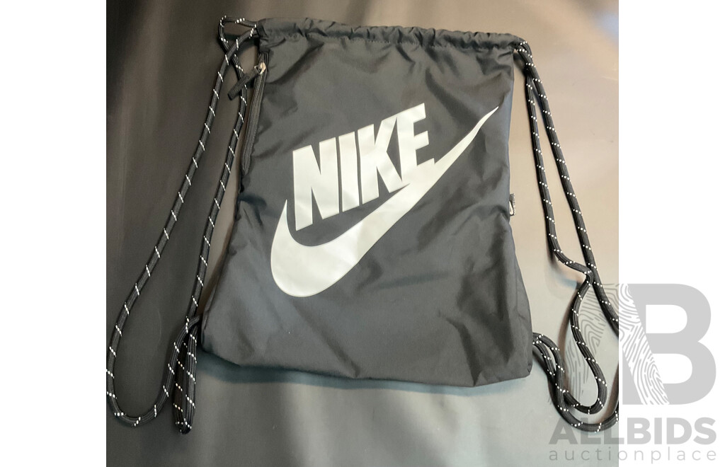 Men's Clothing - UNDER ARMOUR Shorts Size S, NIKE Drawstring Bag and JORDAN Club Cap - Lot of 3