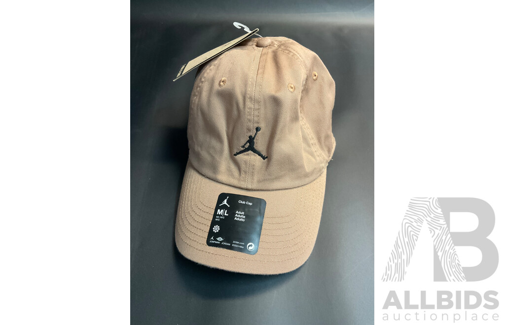 Men's Clothing - UNDER ARMOUR Shorts Size S, NIKE Drawstring Bag and JORDAN Club Cap - Lot of 3