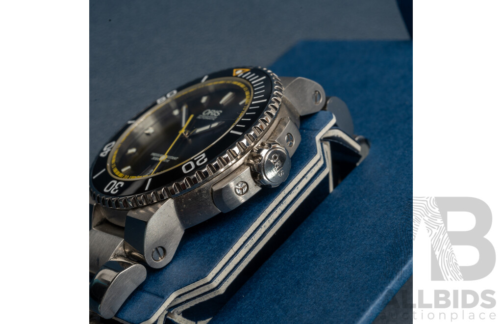 Oris Aquis Date Diving Watch – Stainless Steel, Black Dial with Yellow Accents