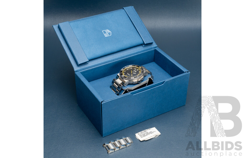 Oris Aquis Date Diving Watch – Stainless Steel, Black Dial with Yellow Accents