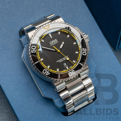 Oris Aquis Date Diving Watch – Stainless Steel, Black Dial with Yellow Accents