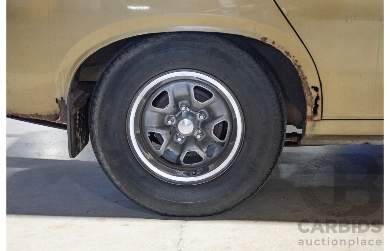 11/1972 Chrysler VH Valiant Pacer 4d Sedan Citron Gold Metallic Hemi 265ci 4.3L