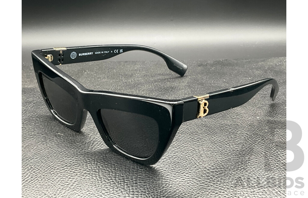 Cat Eye in Black Plastic with Dark Grey Bio-polyamide Lenses (B4405) Sunglasses Branded BURBERRY