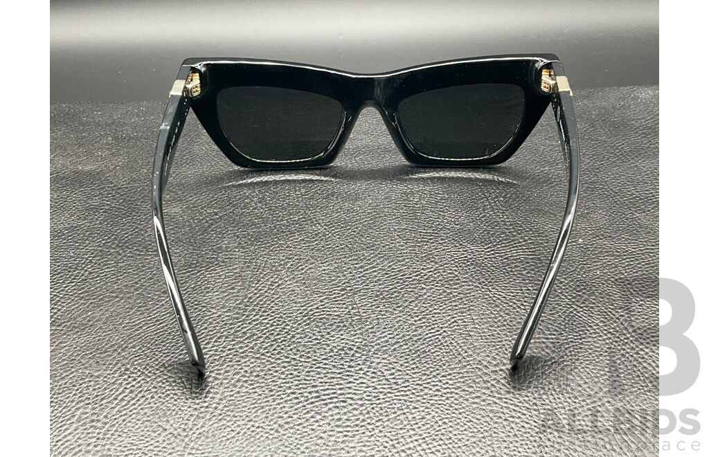 Cat Eye in Black Plastic with Dark Grey Bio-polyamide Lenses (B4405) Sunglasses Branded BURBERRY